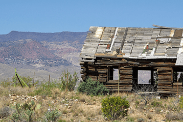 Old log cabin with view of Jerome - Dead Horse Ranch State Park taken by https://www.flickr.com/photos/alanenglish/